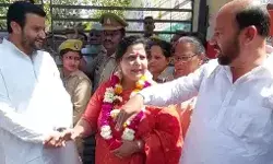 अतुल प्रधान का टिकट कटवाकर साइकिल पर चढ़ी सुनीता वर्मा ने किया नामांकन