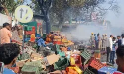 फुटपाथ पर जबरन कब्जा करके लगाई गई दुकानें जलकर हो गई खाक