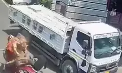 सड़क पर जा रहे सांड ने स्कूटी सवार को मारी टक्कर- ट्रक के नीचे.. सड़क पर जा रहे सांड ने स्कूटी सवार को मारी टक्कर- ट्रक के नीचे..