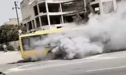 हाईवे पर चलती स्कूल बस बनी आग का गोला- चालक की सूझबूझ... हाईवे पर चलती स्कूल बस बनी आग का गोला- चालक की सूझबूझ...