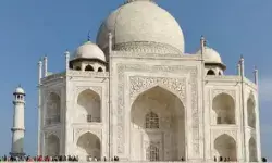 प्रेम की निशानी ताजमहल पर अमेरिकी पर्यटक से छेड़छाड़- फोटो खींचने... प्रेम की निशानी ताजमहल पर अमेरिकी पर्यटक से छेड़छाड़- फोटो खींचने...