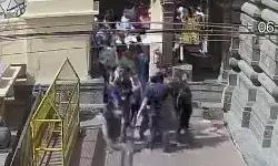 मंदिर में रील बनाने से रोका तो लड़कियां महिला सुरक्षा कर्मियों पर टूटी मंदिर में रील बनाने से रोका तो लड़कियां महिला सुरक्षा कर्मियों पर टूटी