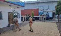 पुलिस पर हमला कर कांस्टेबल का तोड़ा हाथ- SHO को बनाया बंधक