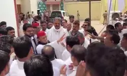 गाजीपुर पहुंचे अखिलेश यादव ने मुख्तार अंसारी को दी श्रद्धांजलि- कब्र..