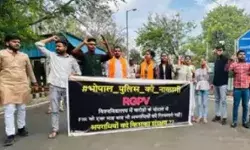 RGPV में घोटाला- एबीवीपी का सीएम हाउस के बाहर प्रदर्शन