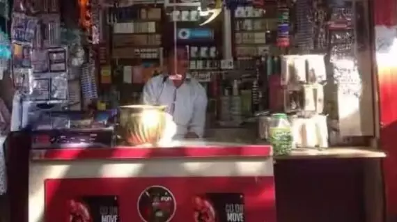 पान की दुकान पर सिगरेट पी रही महिला ने युवक को चाकू से गोद डाला