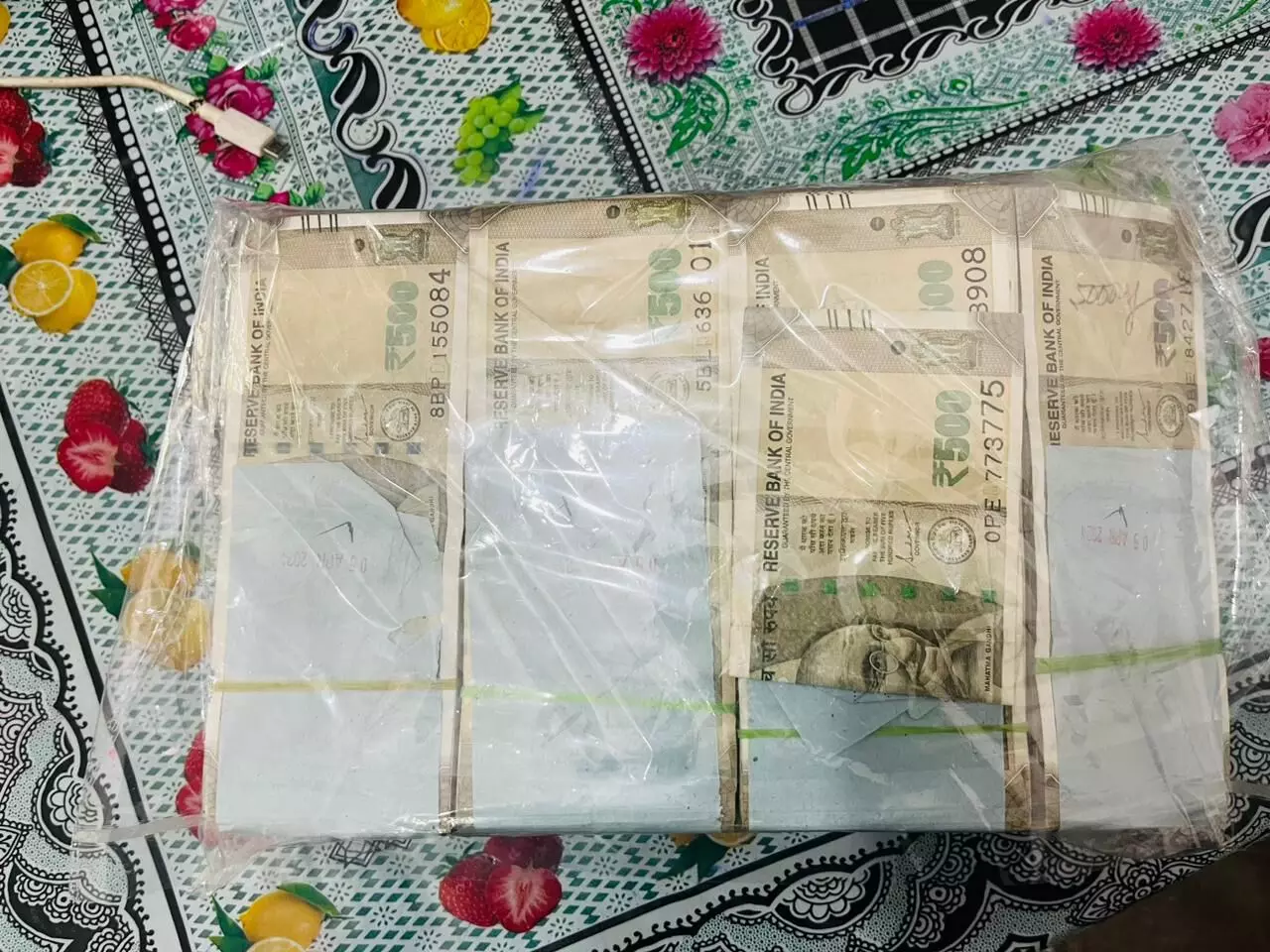 चेकिंग कर रही स्टेटिक टीम ने जप्त किए साढ़े पांच लाख रुपए चेकिंग कर रही स्टेटिक टीम ने जप्त किए साढ़े पांच लाख रुपए