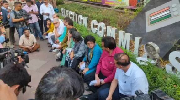 चुनाव आयोग के बाहर TMC सांसदों का धरना- बोले ED CBI चीफ को हटायें