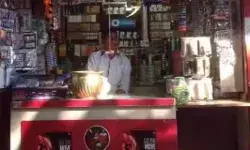 पान की दुकान पर सिगरेट पी रही महिला ने युवक को चाकू से गोद डाला