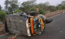 श्रद्धालुओं से भरे ऑटो में ट्रक ने मारी टक्कर- तीन श्रद्धालुओं की मौत श्रद्धालुओं से भरे ऑटो में ट्रक ने मारी टक्कर- तीन श्रद्धालुओं की मौत