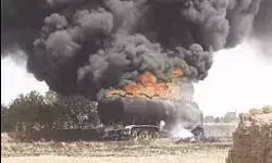 केमिकल भरे टैंकर में लगी आग- ड्राइवर टैंकर को दौड़ाकर ले गया खेत में