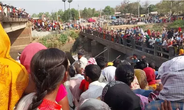 खाना बनाते समय मकान में लगी आग में छह लोग जिंदा जले- घर से बाहर नहीं..