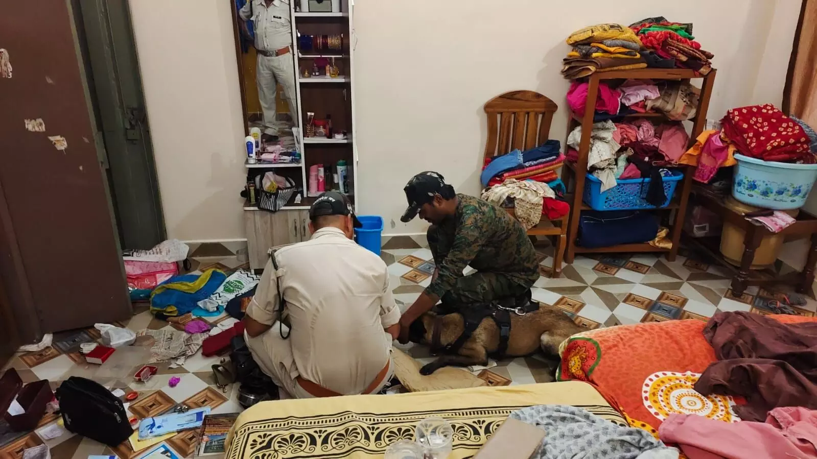 बंद मकान में दिन दहाड़े चोरी कर बदमाशों ने खोली पुलिस सुरक्षा की पोल