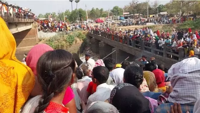 खाना बनाते समय मकान में लगी आग में छह लोग जिंदा जले- घर से बाहर नहीं.. खाना बनाते समय मकान में लगी आग में छह लोग जिंदा जले- घर से बाहर नहीं..