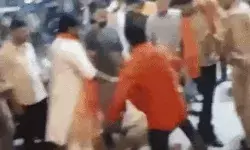 अखिलेश ने पूछा- दरोगा को पीटने वालों के घरों पर कब चलेगा बुलडोजर अखिलेश ने पूछा- दरोगा को पीटने वालों के घरों पर कब चलेगा बुलडोजर