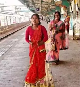रेलवे स्टेशन पर डांस कर रही लड़की के पीछे महिला ने किया ऐसा काम