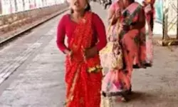 रेलवे स्टेशन पर डांस कर रही लड़की के पीछे महिला ने किया ऐसा काम रेलवे स्टेशन पर डांस कर रही लड़की के पीछे महिला ने किया ऐसा काम