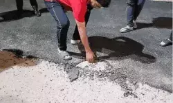 ठेकेदार की ईमानदारी का कमाल- 18 साल बाद बनी सड़क 18 घंटे भी...