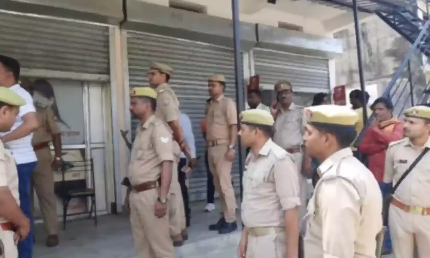 साइकिल पर जा रही दो लड़कियों पर एसिड अटैक- एक का चेहरा दूसरी..