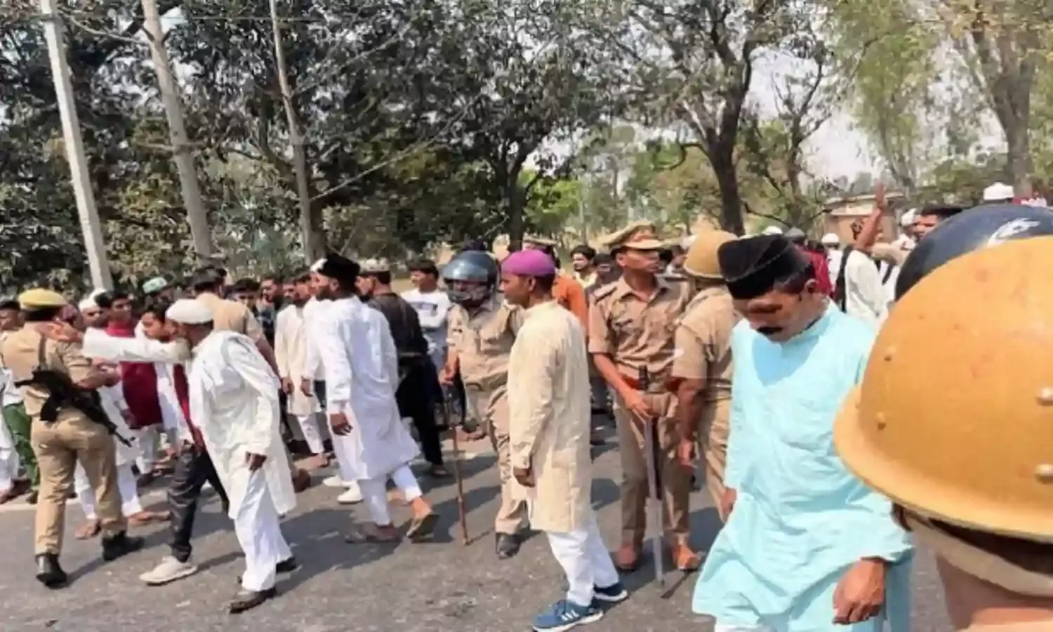 आपस में भिड़ी बाइकों पर सवार 5 लोगों को डंपर ने कुचला