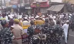 सड़क पर नमाज पढ़ने से रोके जाने को लेकर पुलिस से नोंकझोंक सड़क पर नमाज पढ़ने से रोके जाने को लेकर पुलिस से नोंकझोंक