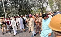 आपस में भिड़ी बाइकों पर सवार 5 लोगों को डंपर ने कुचला आपस में भिड़ी बाइकों पर सवार 5 लोगों को डंपर ने कुचला