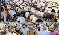 देश में अमन और खुशहाली के लिए अल्लाह की बारगाह में उठे अनगिनत हाथ देश में अमन और खुशहाली के लिए अल्लाह की बारगाह में उठे अनगिनत हाथ