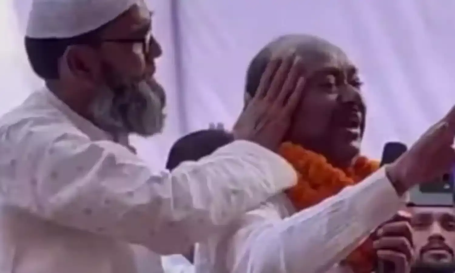 कटा टिकट तो मंच पर दहाड़ मारकर रोये नेताजी- खूब बहाये आंसू