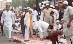 सड़क पर नमाज पढ़ने के मामले में बड़ा एक्शन-200 लोगों पर मुकदमा दर्ज सड़क पर नमाज पढ़ने के मामले में बड़ा एक्शन-200 लोगों पर मुकदमा दर्ज
