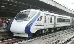 वंदे भारत पर अब यहां हुआ पथराव- उपद्रवियों ने ट्रेन पर फेंके पत्थर वंदे भारत पर अब यहां हुआ पथराव- उपद्रवियों ने ट्रेन पर फेंके पत्थर