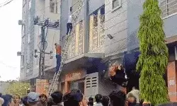 ट्रांसफार्मर फटने से हॉस्टल में लगी आग साथ स्टूडेंट झुलसे- दो गिरे ट्रांसफार्मर फटने से हॉस्टल में लगी आग साथ स्टूडेंट झुलसे- दो गिरे