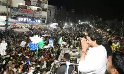 रोड शो के दौरान CM पर हमला- माथे पर लगी चोट- फूलों के साथ बरसाये पत्थर रोड शो के दौरान CM पर हमला- माथे पर लगी चोट- फूलों के साथ बरसाये पत्थर