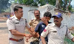 पुलिस के लंबे हाथ- 15 साल से फरार वारंटी पुलिस के हत्थे चढ़ा पुलिस के लंबे हाथ- 15 साल से फरार वारंटी पुलिस के हत्थे चढ़ा