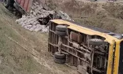 सीएम की सभा में जा रही बस की ट्रक से भिड़ंत-गाड़ी पलटने से बच्चे घायल