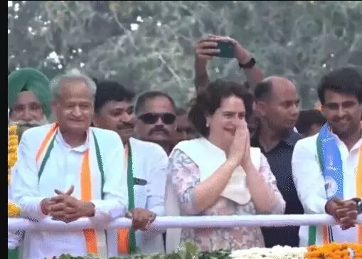 रोड शो में प्रियंका गांधी ने हाथ जोड़कर किया अभिवादन- पब्लिक ने... रोड शो में प्रियंका गांधी ने हाथ जोड़कर किया अभिवादन- पब्लिक ने...
