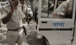 BJP प्रत्याशी की शिकायत पर पूर्व CM कमलनाथ के बंगले पर पुलिस की दस्तक BJP प्रत्याशी की शिकायत पर पूर्व CM कमलनाथ के बंगले पर पुलिस की दस्तक