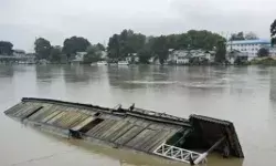 नदी में नाव पलटने से मचा कोहराम- 4 लोगों की मौत, 3 हुए घायल नदी में नाव पलटने से मचा कोहराम- 4 लोगों की मौत, 3 हुए घायल