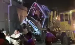 हाईवे पर रेलिंग तोड़कर पुल से गिरी बस- महिला समेत पांच लोगों की मौत हाईवे पर रेलिंग तोड़कर पुल से गिरी बस- महिला समेत पांच लोगों की मौत