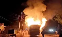 चलती बस बनी आग का गोला- बैरियर के पास जलकर खाक हुई बस चलती बस बनी आग का गोला- बैरियर के पास जलकर खाक हुई बस