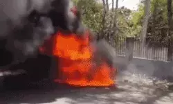 ऑस्ट्रेलिया से आए लोगों की गाड़ी में लगी आग- बाल बाल बचे दोनों लोग ऑस्ट्रेलिया से आए लोगों की गाड़ी में लगी आग- बाल बाल बचे दोनों लोग