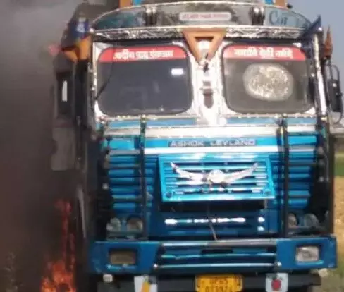 EVM लेकर जबलपुर जा रहे ट्रक में लगी आग- चौतरफा मचा हड़कंप