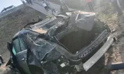 एक्सप्रेस वे पर बेकाबू हुई मर्सिडीज़ फ्लाईओवर से नीचे गिरी- एयरबैग..