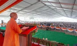 दंगा, कर्फ्यू जमाने की बात, अब है विकास का साम्राज्य: CM योगी दंगा, कर्फ्यू जमाने की बात, अब है विकास का साम्राज्य: CM योगी