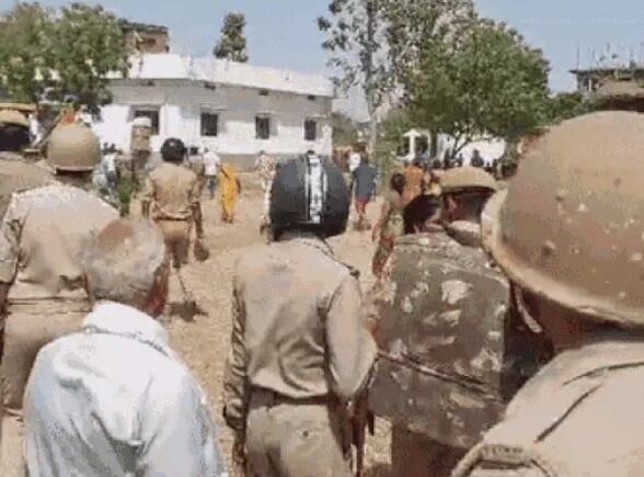 गांव वालों का पुलिस टीम पर हमला- तीन दरोगा एवं तीन कांस्टेबल जख्मी