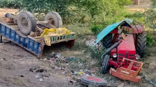 ट्रक एवं ट्रैक्टर ट्रॉली भिडंत में चार महिलाओं की मौत- दो दर्जन जख्मी