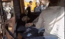 ऑटो से टकराई बच्चों से भरी स्कूल बस- ड्राइवर को आई गंभीर चोटें ऑटो से टकराई बच्चों से भरी स्कूल बस- ड्राइवर को आई गंभीर चोटें