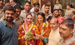 मां के लिए वोट मांगने पहुंची फिल्म एक्ट्रेस की बेटियां मां के लिए वोट मांगने पहुंची फिल्म एक्ट्रेस की बेटियां