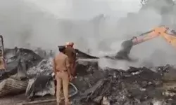 वेयरहाउस में लगी भीषण आग- चपेट में आए कई वाहन