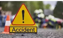 तेज रफ्तार से आ रहे ट्रक ने वैन में मारी टक्कर - नौ लोगों की हुई मौत