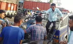 बाइक से टकराई कार ट्रक में घुसी- गाड़ी में बुरी तरह फंसे चार की मौत बाइक से टकराई कार ट्रक में घुसी- गाड़ी में बुरी तरह फंसे चार की मौत